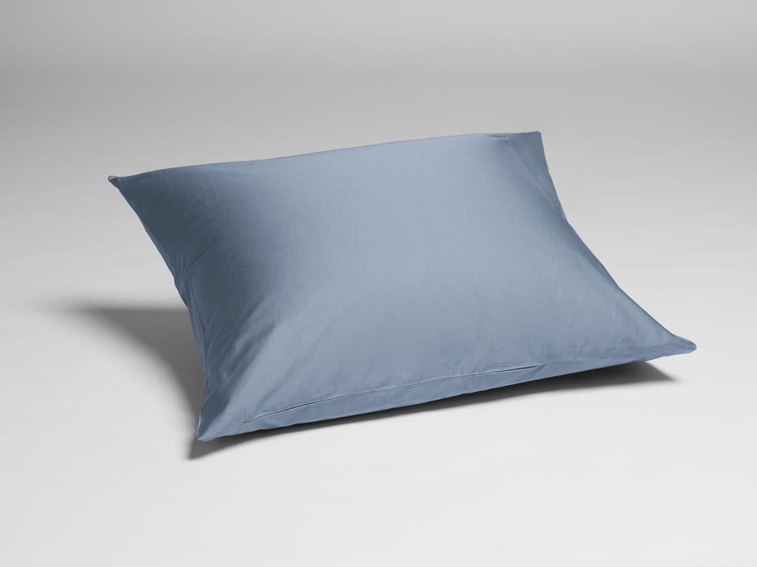 Yumeko Kussensloop katoen satijn faded blue 50x60 100 biologisch en fairtrade katoen, satijn geweven