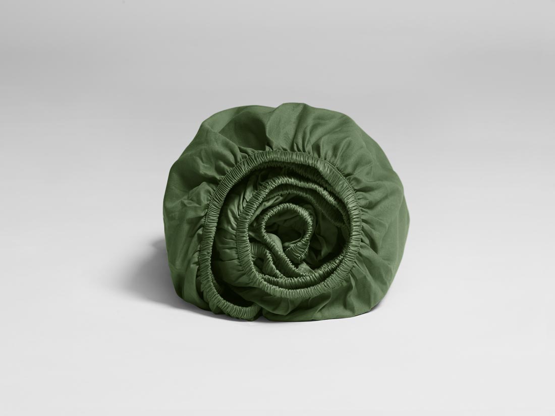 Yumeko Kinderhoeslaken katoen satijn mid olive 70x150x15 100 biologisch en fairtrade katoen, satijn geweven