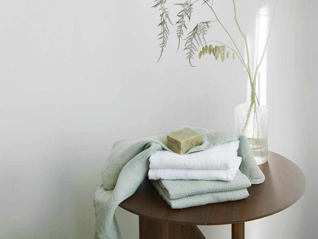 Image of Yumeko Handdoek gewassen linnen wafel misty green – 1 st 100% gewassen linnen