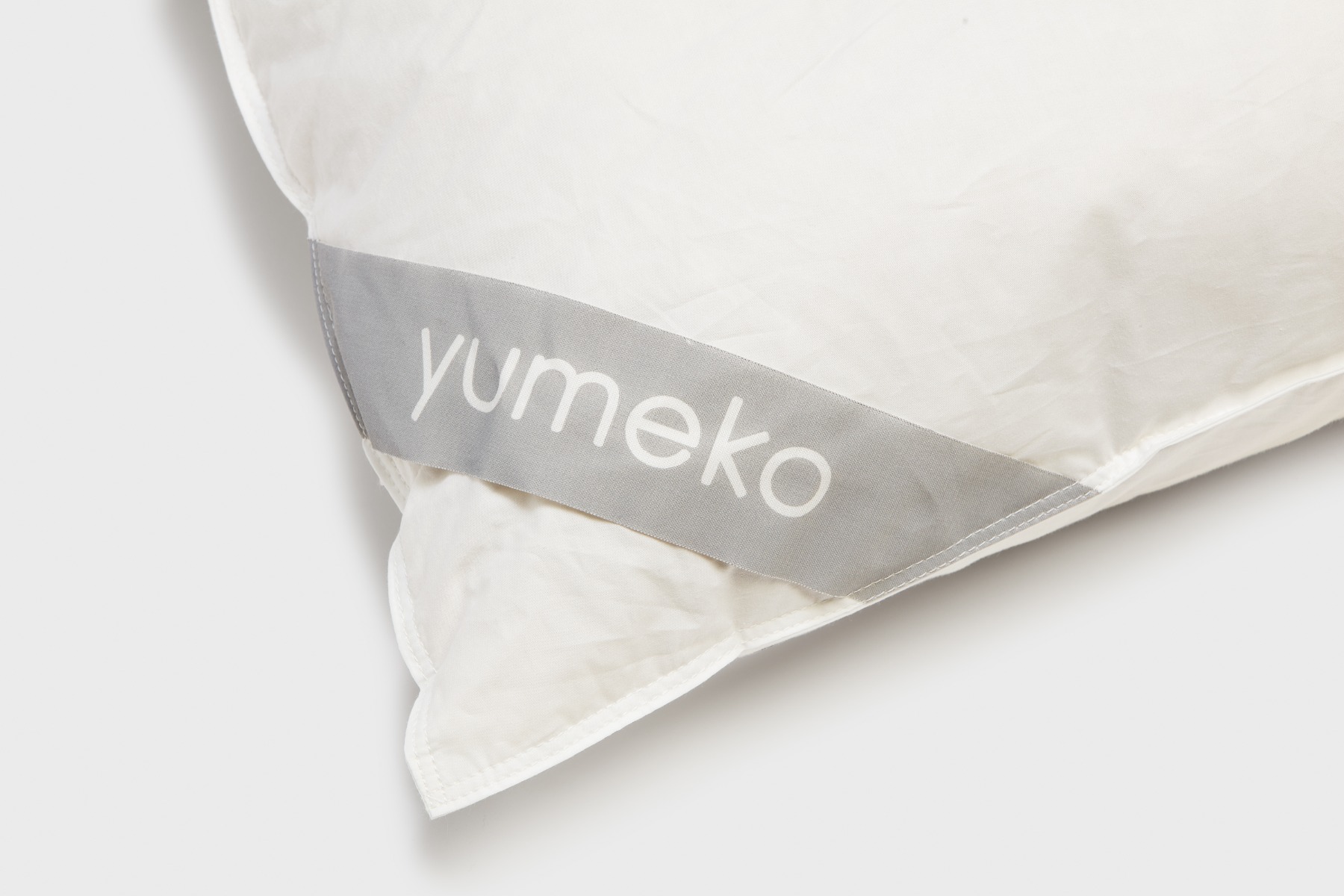 Image of Yumeko Kussen dons deluxe 60x70 medium Vulling: 90% biologisch ganzendons, 10% biologische ganzenveertjes
Tijk: 100% biologisch katoen