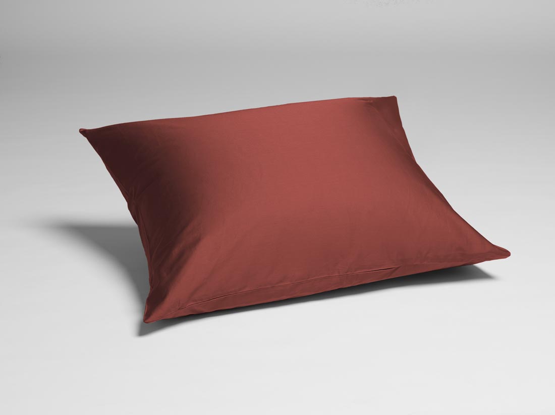 Yumeko Kussensloop katoen satijn radiant red 50x60 100 biologisch en fairtrade katoen, satijn geweven