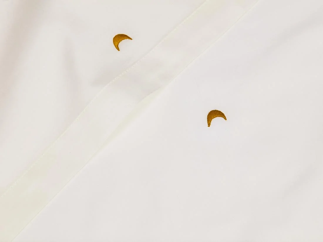 Kinderlaken katoen satijn warm white/ochre moon via Yumeko