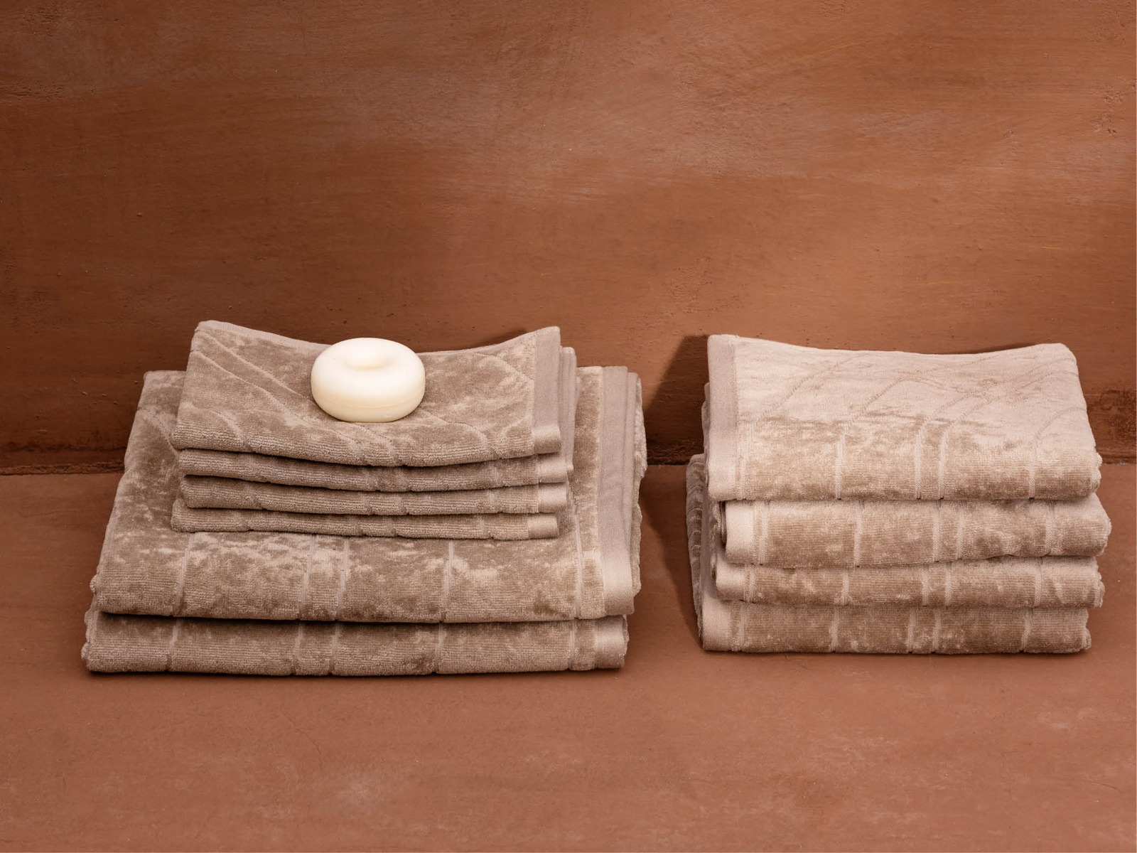 Serviettes de douche en velours taupe classique 70x140 - 2 pcs