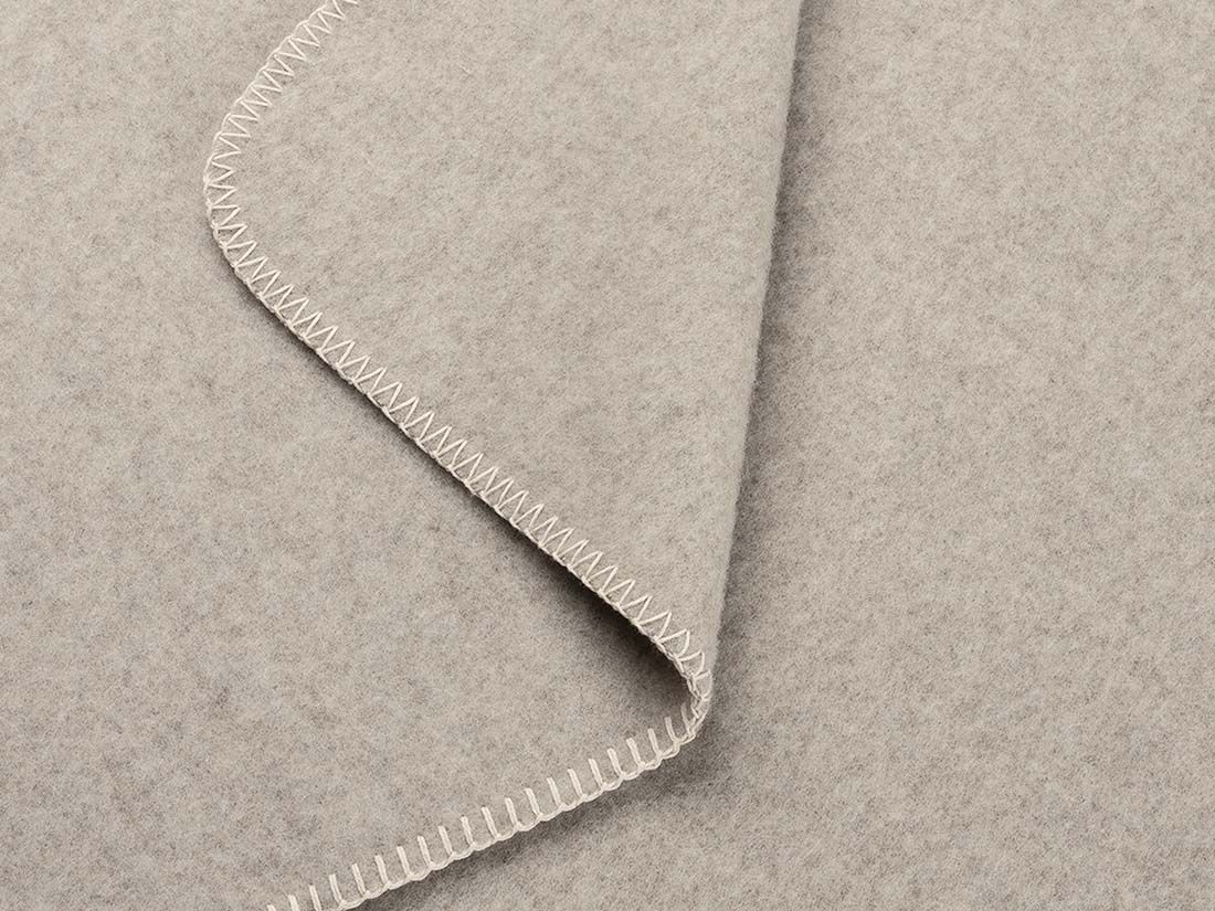 Couverture en laine recyclée marron pierre 150x220