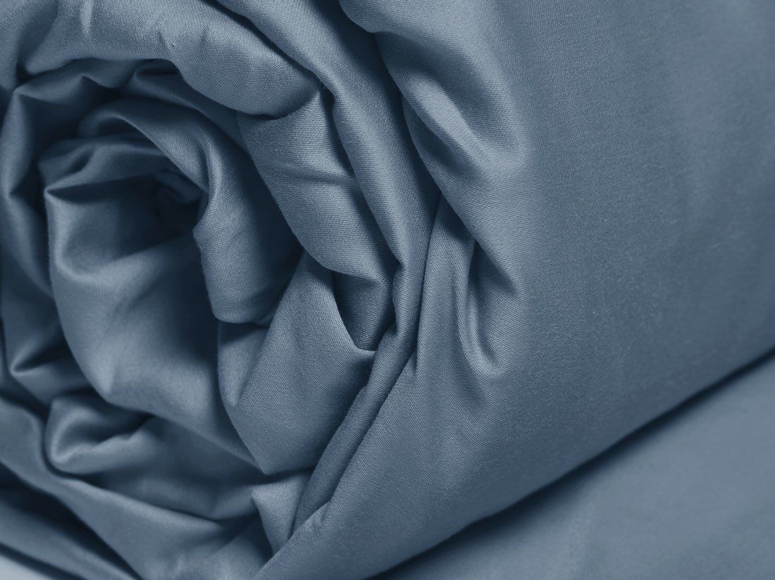 Faconlagen bomuldssatin faded blue
