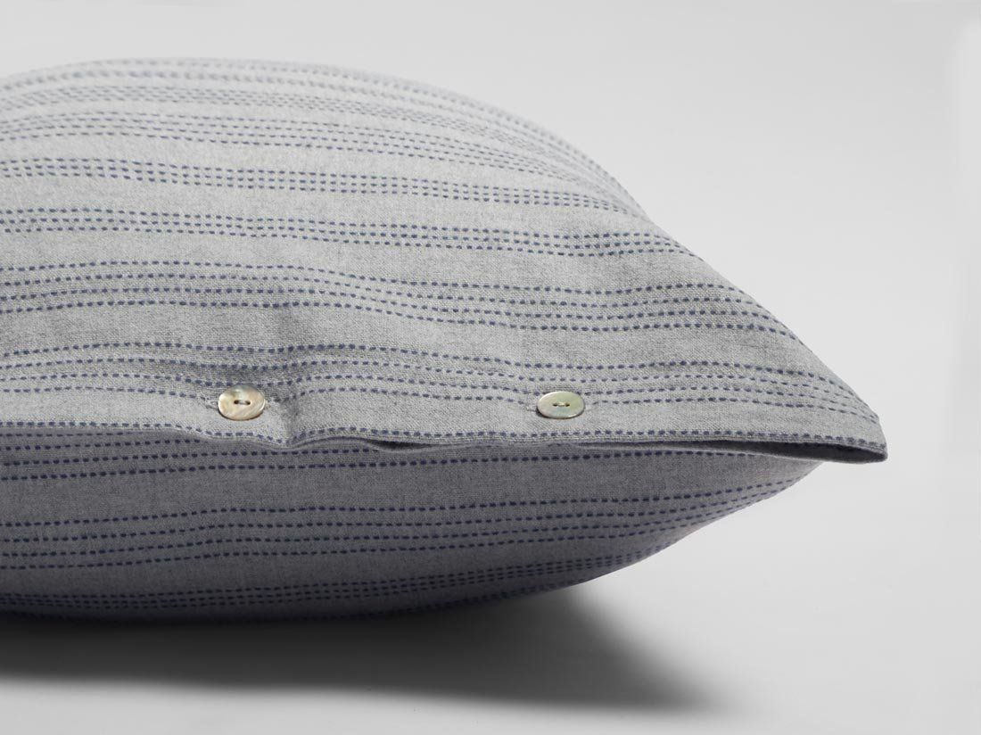 Taie d'oreiller flanelle de coton gris à rayures bleues