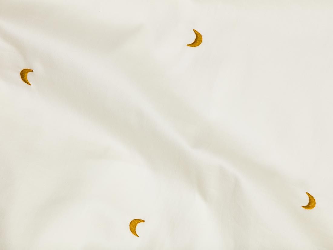 Barnlakan bomullssatin warm white/ochre moon