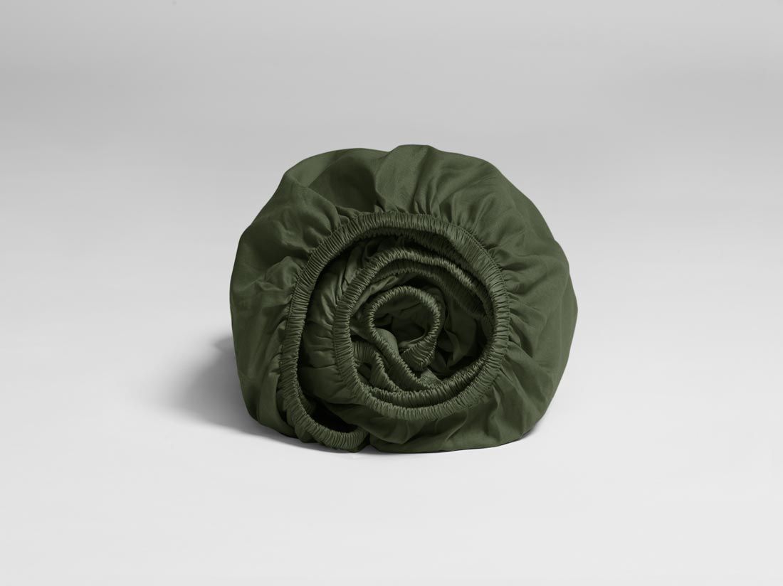 Faconlagen bomuldssatin dark olive