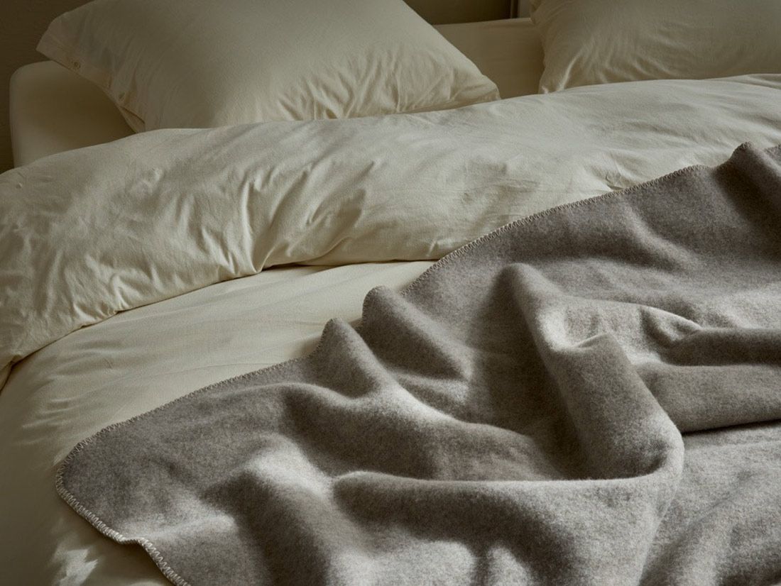 Couverture en laine recyclée marron pierre 150x220