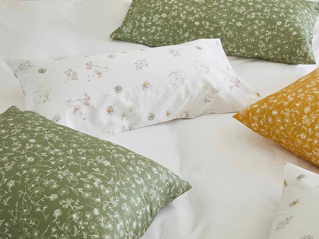 Taie d'oreiller satin de coton champs de fleurs vert d'olive