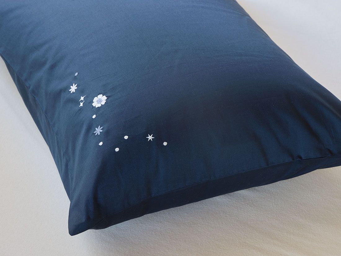 Dekbedovertrek katoensatijn blueberry starry flow
