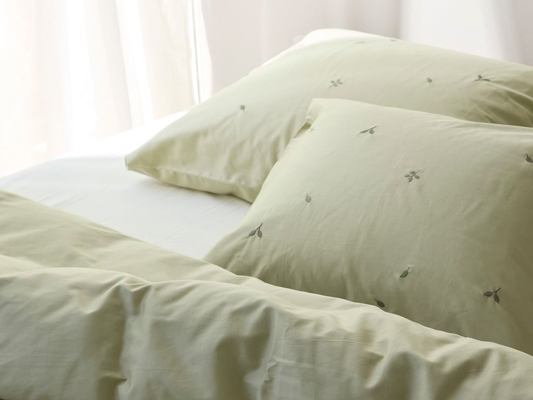 Pudebetræk bomuldssatin light olive botanical