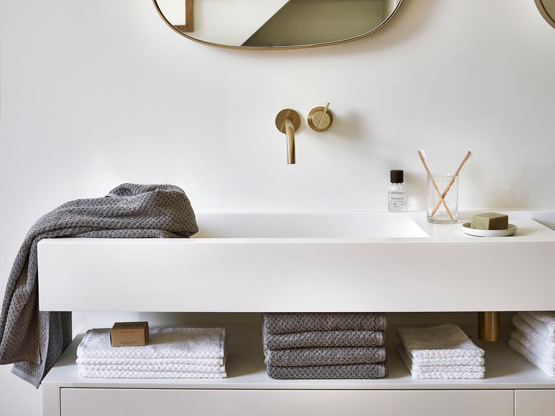 Duschlakan dots dark grey 70x140 - 2 stycken