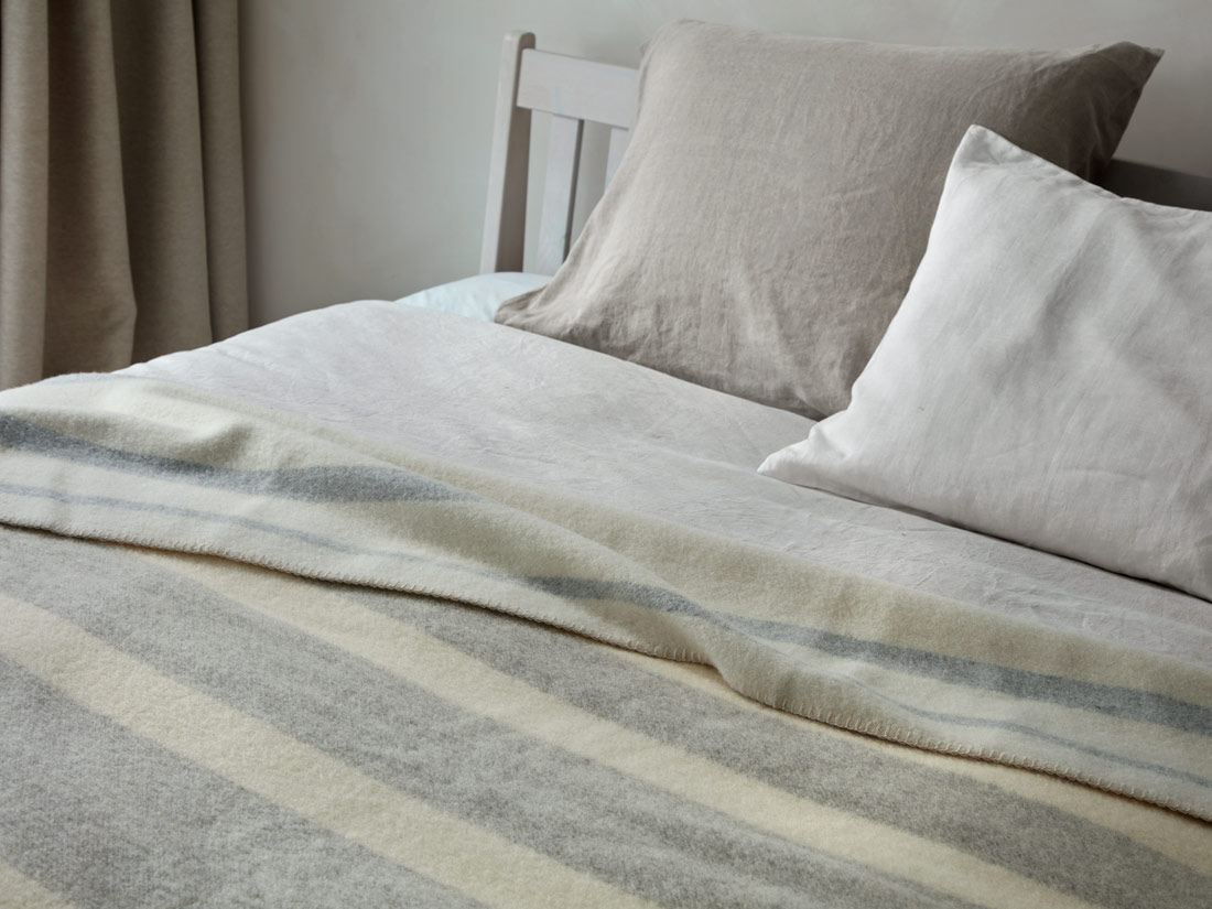 Couverture en laine mérinos rayée naturelle/grise 150x220