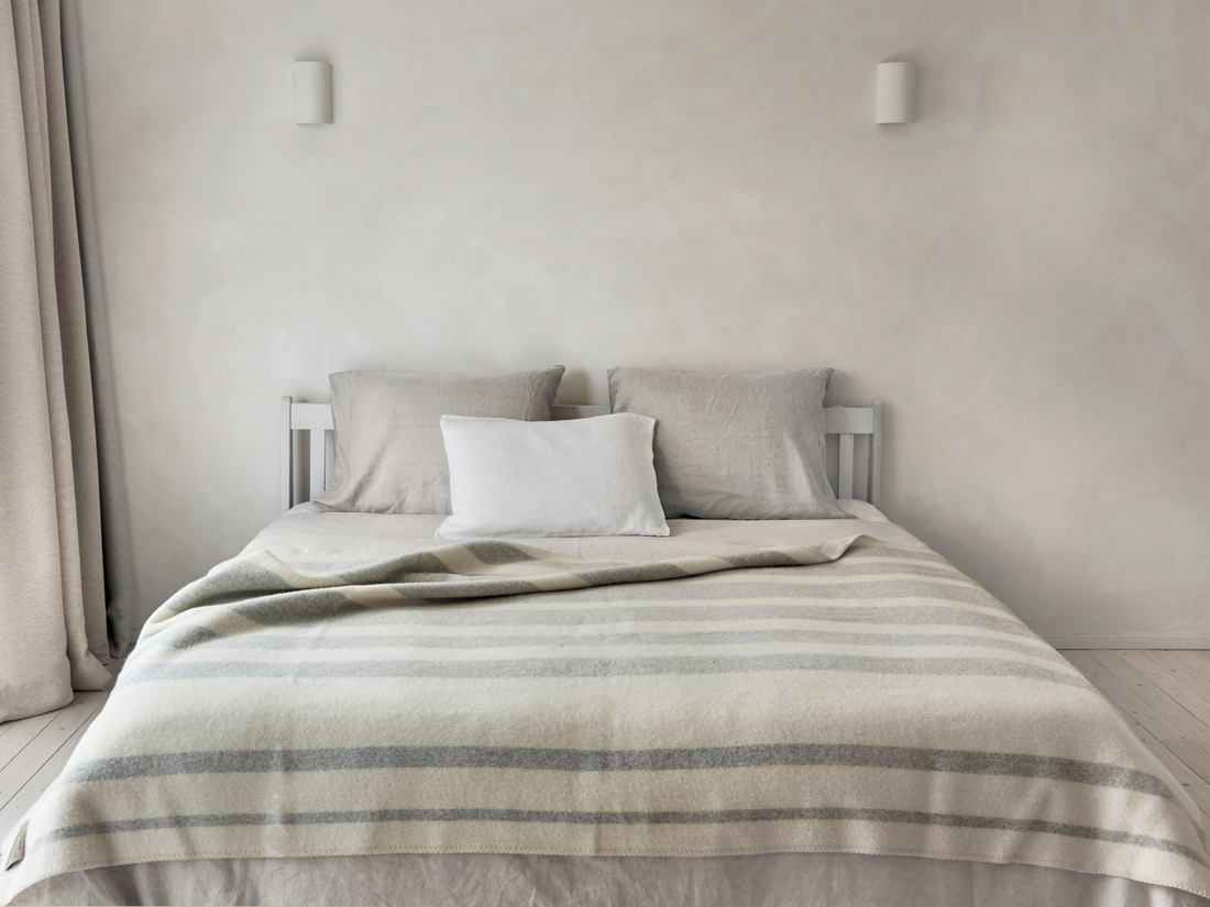 Couverture en laine mérinos rayée naturelle/grise 150x220